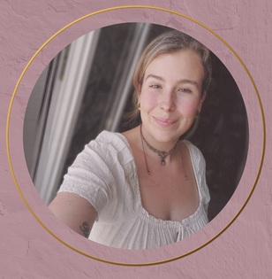 Foto das eine Frau in einem weissen Kleid zeigt